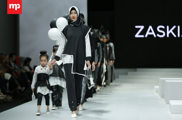 Yuk, Intip Busana Rancangan Zaskia Sungkar dalam Indonesia Fashion Week 2017
