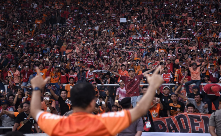 Gubernur Anies menyapa para pendukung Persija 