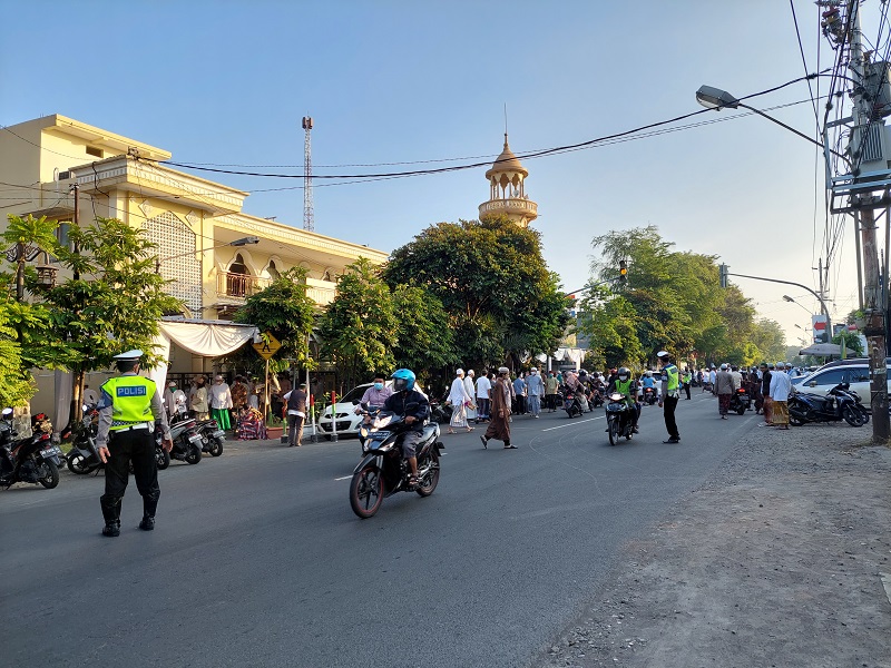 Warga Solo, Jawa Tengah tetap menggelar Salat Idul Adha di masjid dan musala di tengah PPKM Darurat, Selasa (30/7). (MP/Ismail)