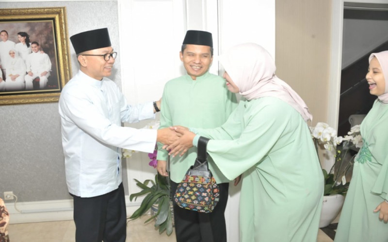 Zulhas menerima para tamu saat gelar griya Lebaran
