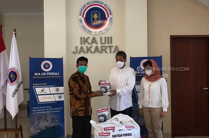 Alumni UII Serahkan APD Penanganan COVID-19 ke Sejumlah Rumah Sakit