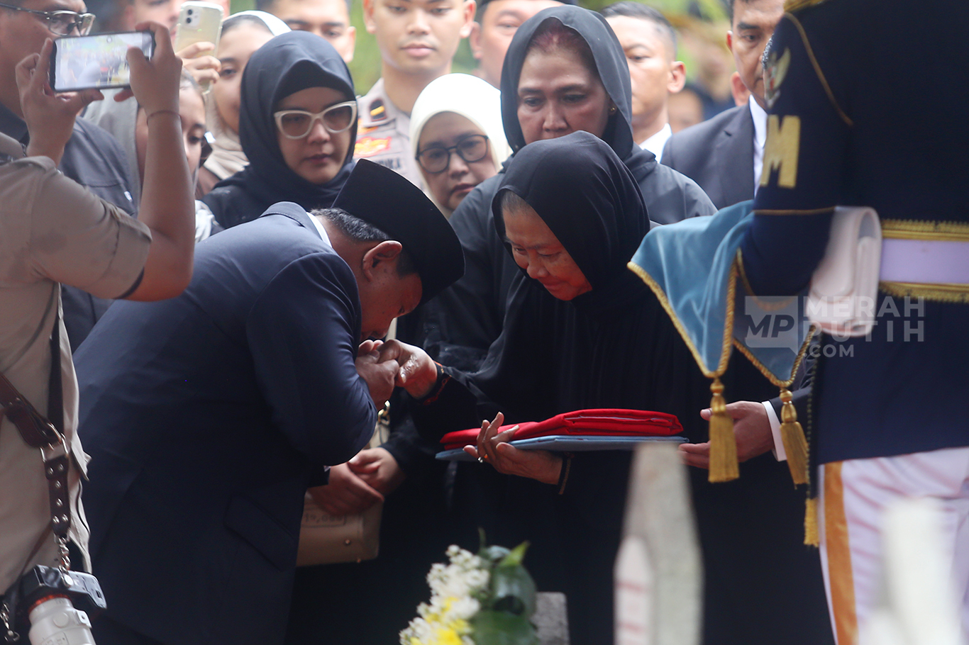 Presiden Prabowo Pimpin Upacara Pemakaman Wapres Ke-6 Try Sutrisno di TMP Kalibata 