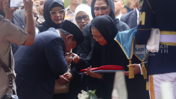 Presiden Prabowo Pimpin Upacara Pemakaman Wapres Ke-6 Try Sutrisno di TMP Kalibata 