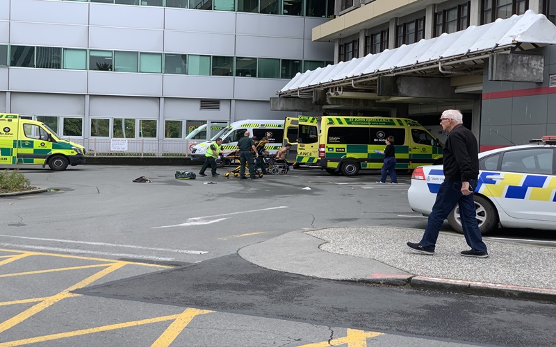 Evakuasi korban penembakan jamaah masjid di Kota Christchurch