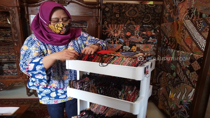 Tetap Waras Bagi Ibu Rumah Tangga: Meraup Untung Jualan Masker dari Kain Perca Motif Batik