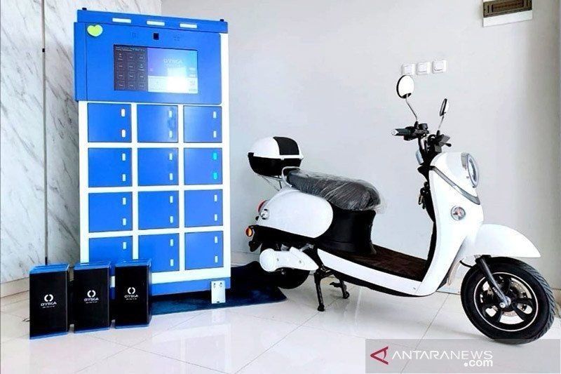 Ilustrasi sepeda motor listrik di pasar Indonesia