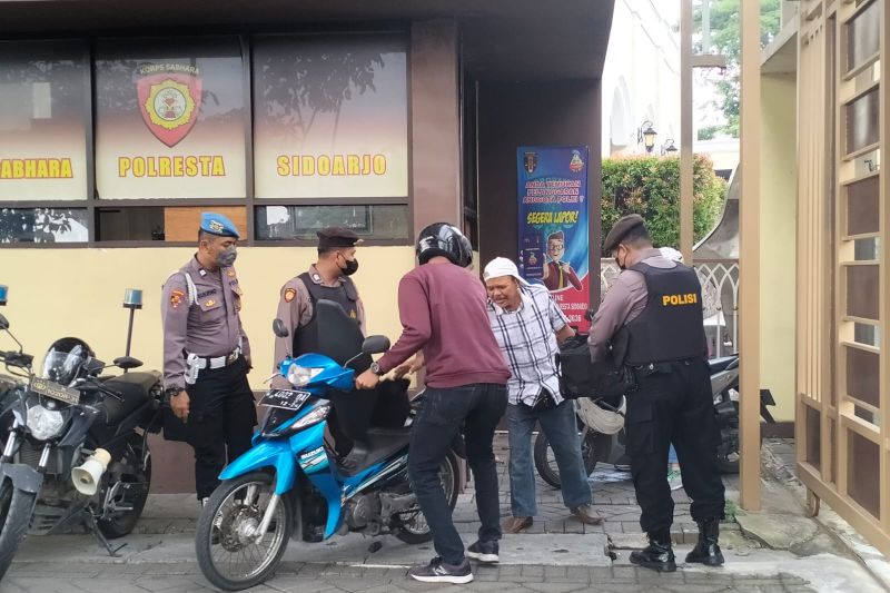 Seluruh Kantor Polisi Tingkatkan Pengamanan dengan Berlakukan Satu Pintu Keluar Masuk