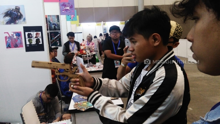 Pengunjung mencoba mainan pistol karet (MP/Muchammad Yani