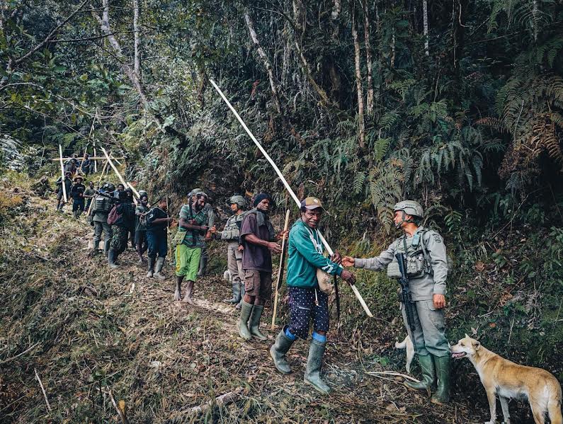 Lebaran di Garis Depan, Operasi Damai Cartenz 2026 Pastikan Papua Aman Saat Warga Asyik Sungkeman