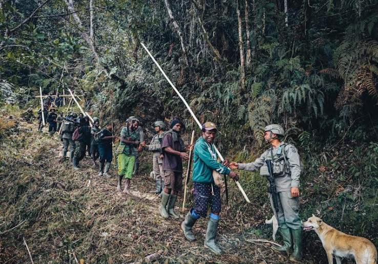 Lebaran di Garis Depan, Operasi Damai Cartenz 2026 Pastikan Papua Aman Saat Warga Asyik Sungkeman