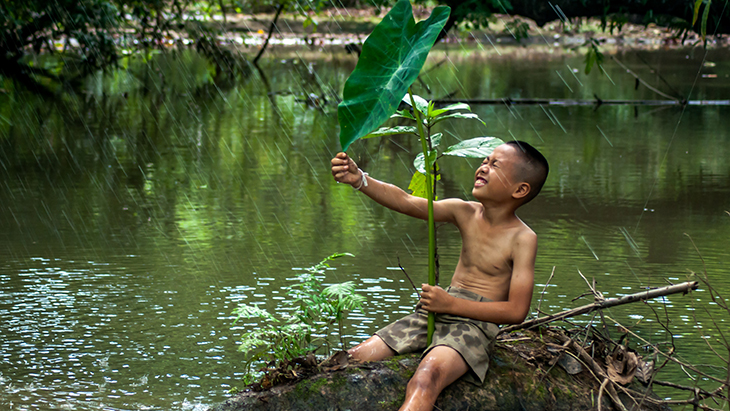 Melepas Kerinduan Main Hujan Saat Kecil Usai Pandemi Melandai