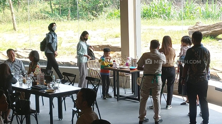 2 Cucu Jokowi Nikmati Wahana Makan Sambil Lihat Singa