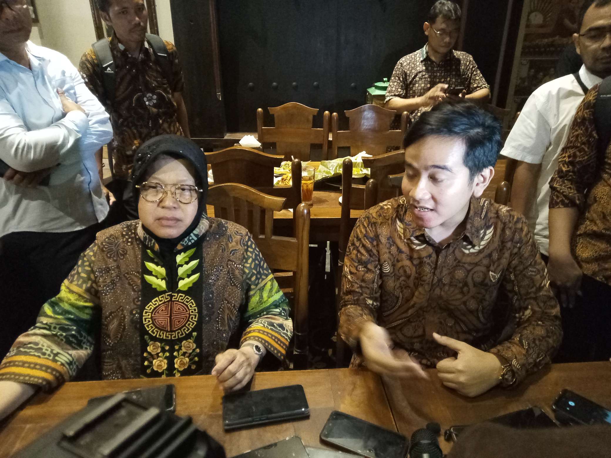 Wali Kota Surabaya Tri Rismaharini bersama Gibran Rakabuming Raka di Solo, Jawa Tengah. (MP/Ismail)