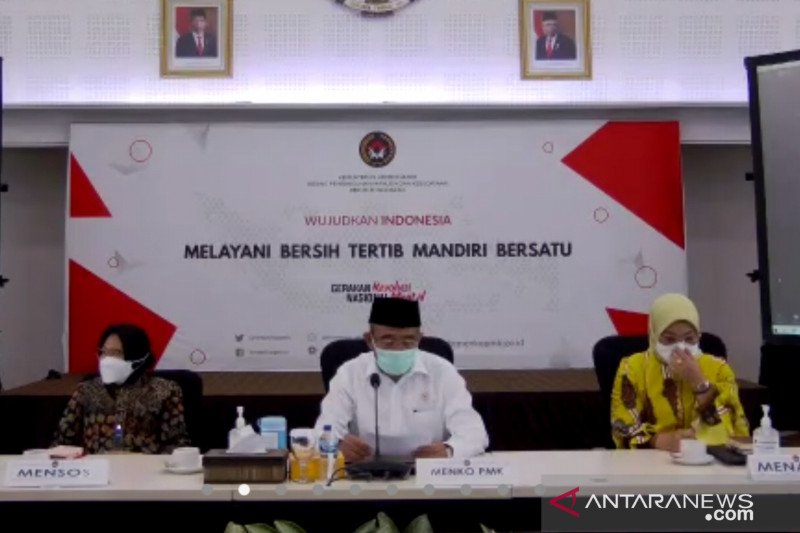 Menteri Koordinator Pembangunan Manusia dan Kebudayaan Indonesia (Menko PMK), Muhadjir Effendy (tengah) saat memberikan keterangan kepada wartawan usai Rapat Tingkat Menteri terkait Libur Idul Fitri 1442 H, Jumat (26/3/2021). (ANTARA/Andi Firdaus)