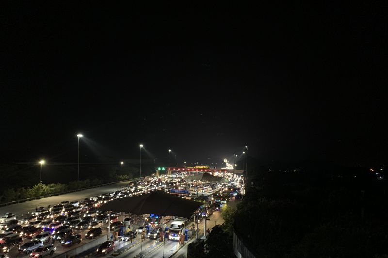 Banyak Mobil Mogok di Bahu Jalan Picu Kemacetan Arus Balik di Tol Cikampek