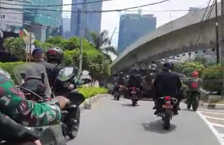 10 Baliho Dicopot Aparat Gabungan Saat Patroli di Jakarta Pusat