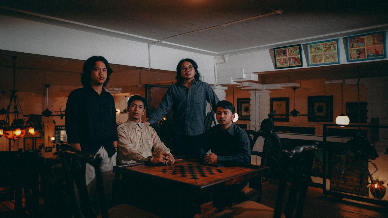Rumah Tua Rilis Album Debut “Merayakan Hari Akhir”, Merangkai Kisah Kelahiran hingga Perlawanan
