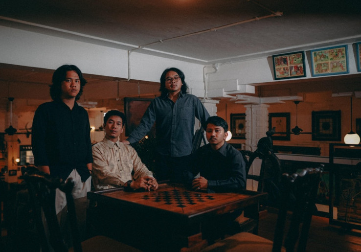 Rumah Tua Rilis Album Debut “Merayakan Hari Akhir”, Merangkai Kisah Kelahiran hingga Perlawanan
