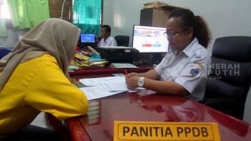Wali Murid Manfaatkan Layanan PPDB Online di Jakarta