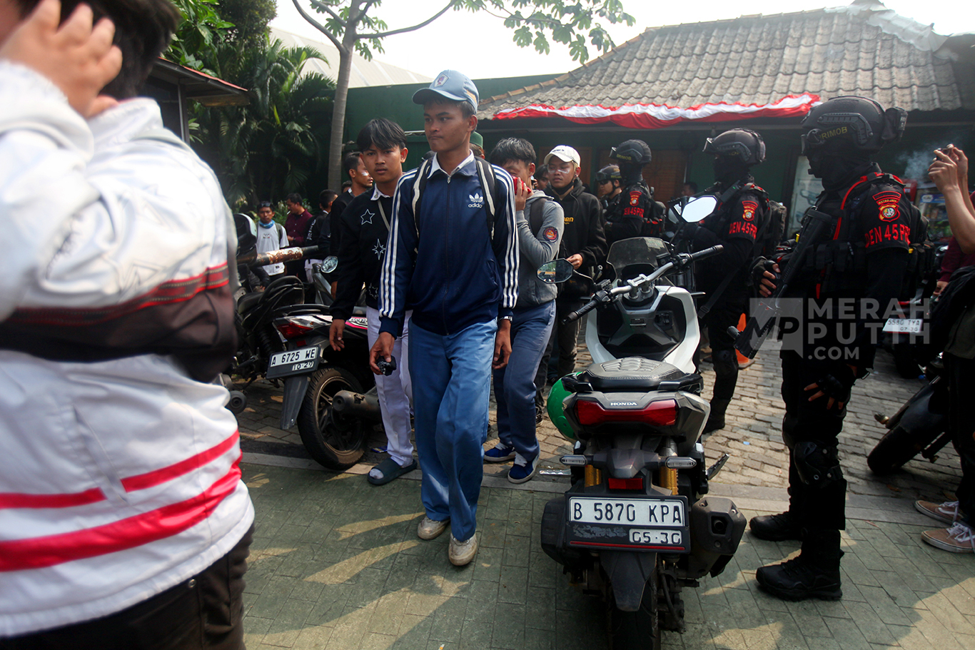 Aksi Brimob Bubarkan Pelajar SMA Peserta Demo di Gedung DPR Jakarta