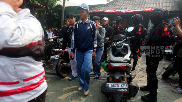 Aksi Brimob Bubarkan Pelajar SMA Peserta Demo di Gedung DPR Jakarta