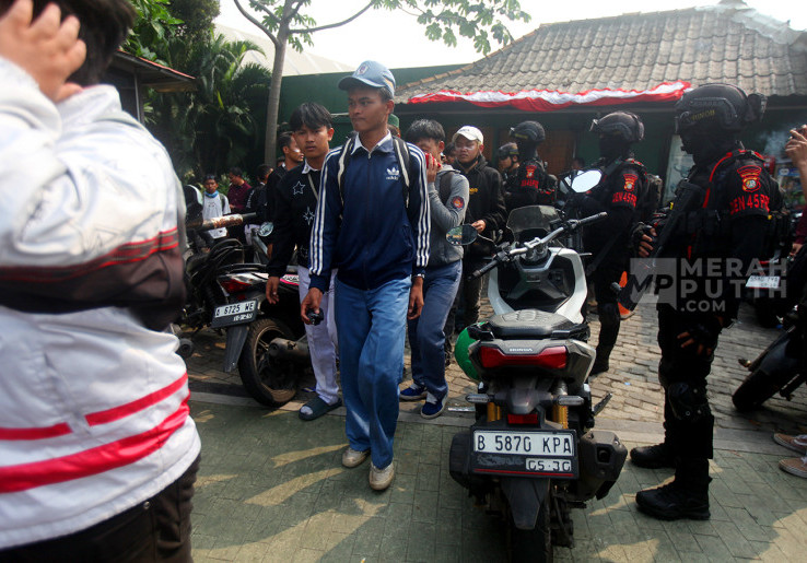 Aksi Brimob Bubarkan Pelajar SMA Peserta Demo di Gedung DPR Jakarta