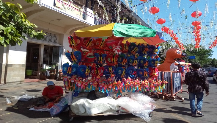 PKL mainan miniatur barongsai memadati Jalan Urip Sumoharjo kawasan Pasar Gede, Kelurahan Sudiroprajan, Kecamatan Jebres, Solo, Jawa Tengah, Minggu (19/1). (MP/Ismail)