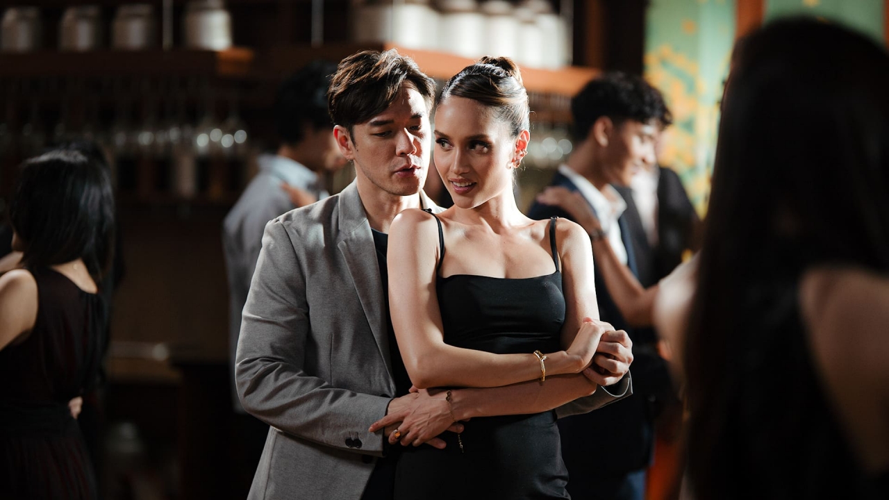 Menikahi Keluarga yang Menghancurkan Hidupnya, Cinta Laura Jalankan Misi Balas Dendam di Series 'Sleeping with the Enemy'