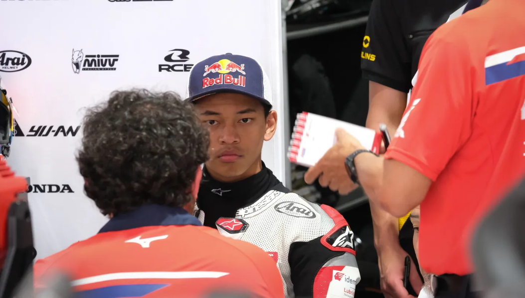 Veda Ega Pratama Paksa Bos Honda Team Asia 'Angkat Topi' Usai Moto3 Inggris 2026