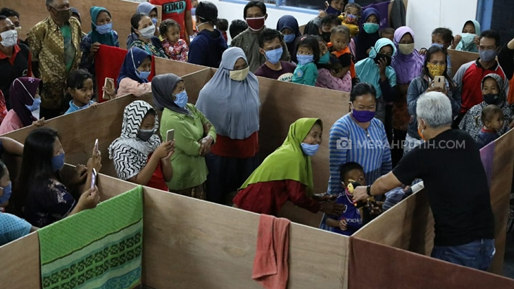Gubernur Jawa Tengah Ganjar Pranowo mengecek tempat pengungsian warga lereng Gunung Merapi di Magelang, Jumat (6/11). (MP/Pemprov Jateng)
