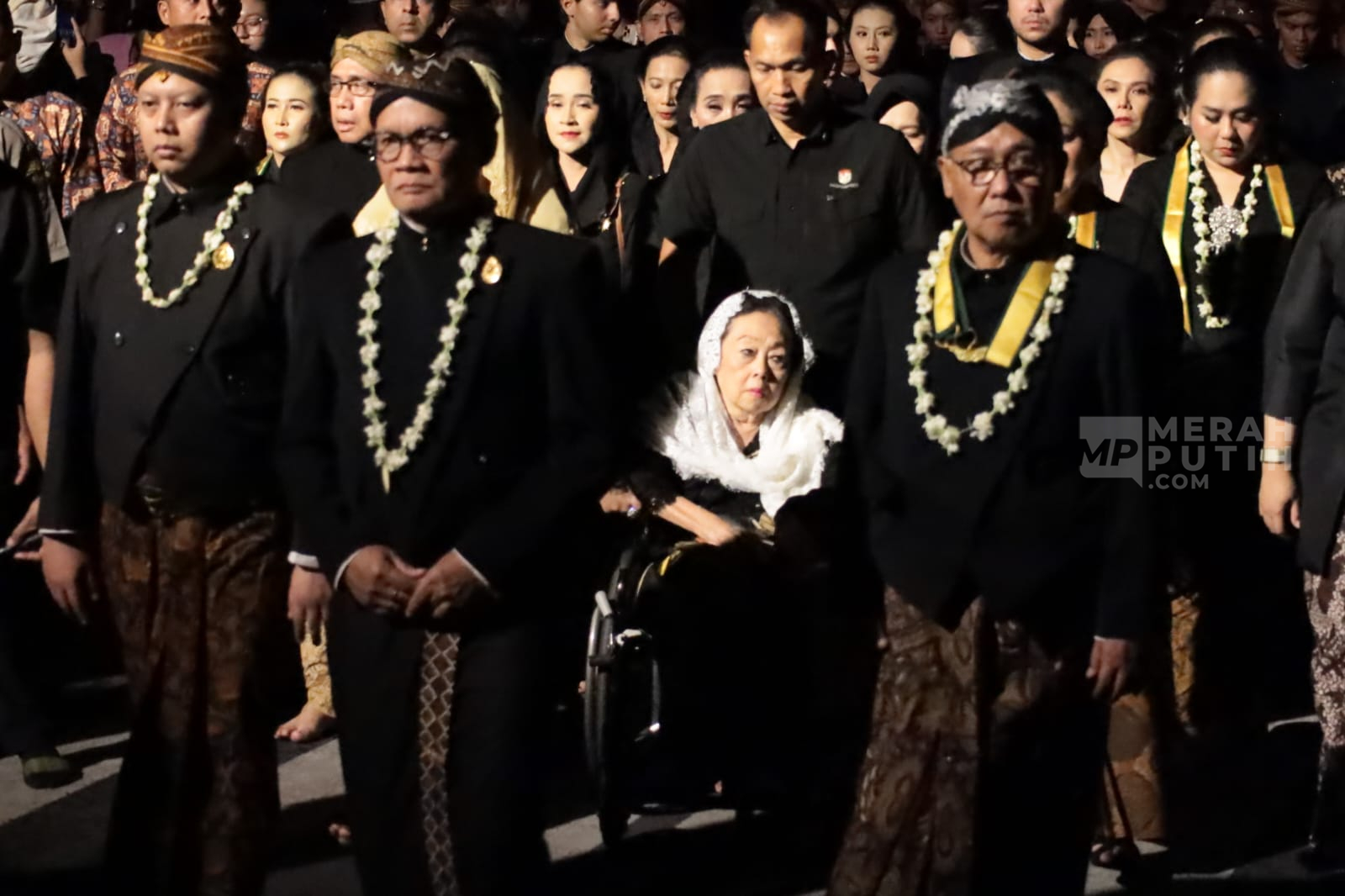 Kirab Pusaka Malam 1 Suro Mangkunegaran, Cucu Bung Karno Tampil sebagai Cucuk Lampah