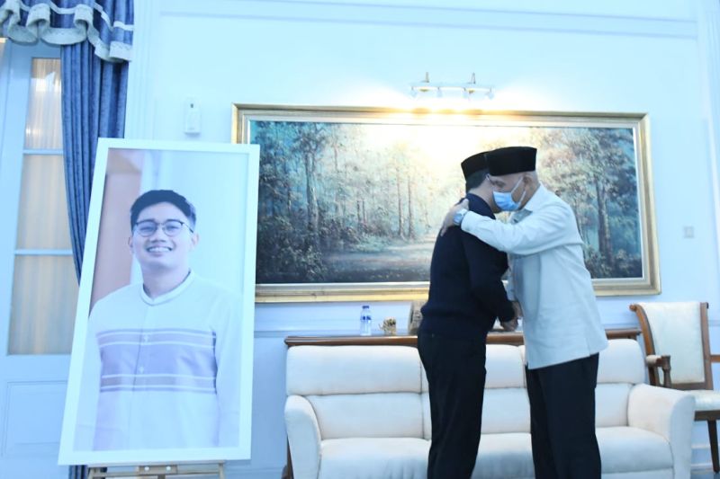 Rangkaian Kedatangan dan Pemakaman Putra Ridwan Kamil