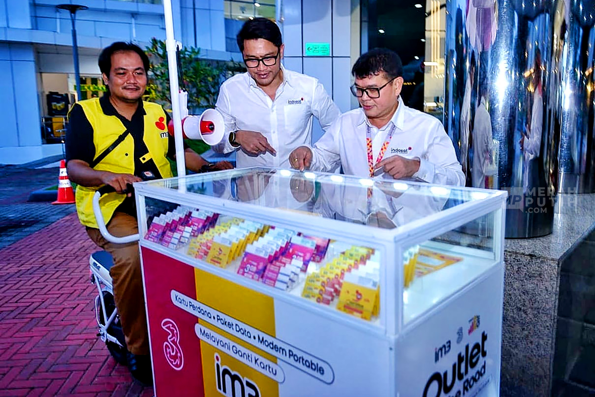 Dukung Mobilitas Ramah Lingkungan, Indosat Serahkan Sepeda Listrik Oling bagi Mitra Outlet 