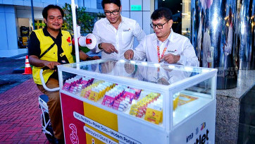 Dukung Mobilitas Ramah Lingkungan, Indosat Serahkan Sepeda Listrik Oling bagi Mitra Outlet 
