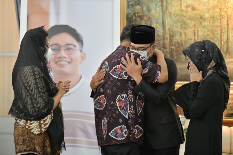 Gubernur Jawa Barat M Ridwan Kamil dan istri Atalia Praratya Kamil saat menerima ucapakan belangsungkawa atas kepergian putra sulung mereka Emmeril Kahn Mumtadz atau Eril di Gedung Negara Pakuan Kota Bandung, Minggu (7/6/2022). (ANTARA/HO-Humas Pemda Jabar)