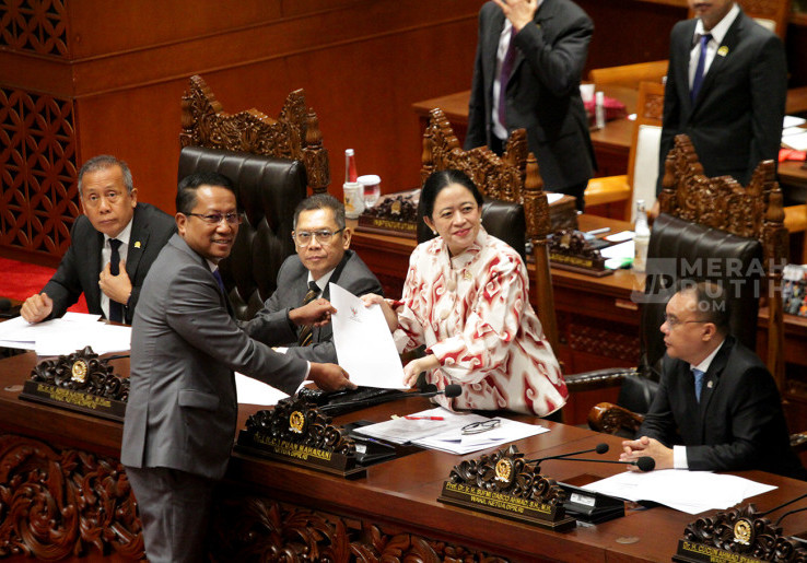 Momen Rapat Paripurna DPR Sahkan RUU KUHAP menjadi Undang-undang