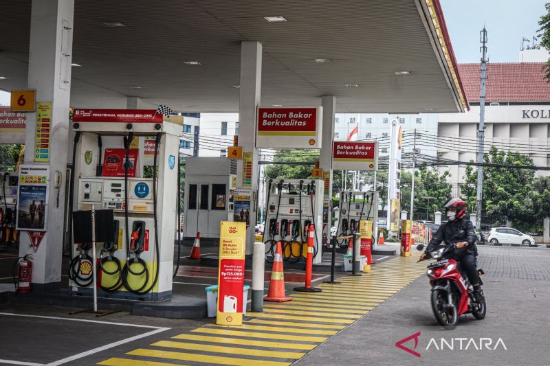 Warga melintas di SPBU Shell di Jalan Menteng Raya, Jakarta, Kamis (27/11/2025). PT Shell Indonesia (Shell) resmi mencapai kesepakatan dengan PT Pertamina Patra Niaga untuk pembelian 100 ribu barel bahan bakar minyak (BBM) guna menutup kekurangan stok di jaringan SPBU swasta dan ditargetkan stok BBM pulih pada akhir November. ANTARAFOTO/Muhammad Rizky Febriansyah/agr (ANTARA FOTO/MUHAMMAD RIZKY FEBRIANSYAH)