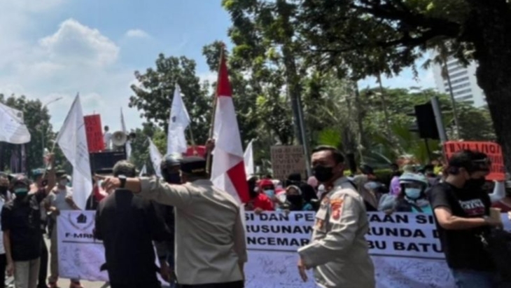 Sejumlah warga Rusunawa Marunda melakukan unjuk rasa terkait pencemaran abu batubara di depan Balai Kota Jakarta, Senin (14/3/2022). ANTARA/Dewa Ketut Sudiarta Wiguna