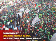 Suasana Unjuk Rasa Ojol di Sekitar Patung Kuda
