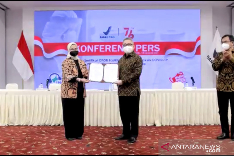 Kepala Badan Pengawas Obat dan Makanan (BPOM) RI Penny K Lukito (kiri) menyerahkan sertifikat pemenuhan Cara Pembuatan Obat yang Baik (CPOB) kepada Direktur PT Biotis Pharmaceutical Indonesia FX Sudirman (Kanan) yang dipantau secara virtual dari Jakarta, Rabu (18/8/2021). (ANTARA/Andi Firdaus).