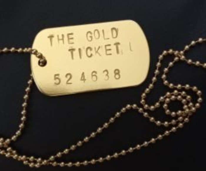 Tiket emas berbentuk kalung yang harus dicari oleh peserta (Foto: thegoldticket.com)