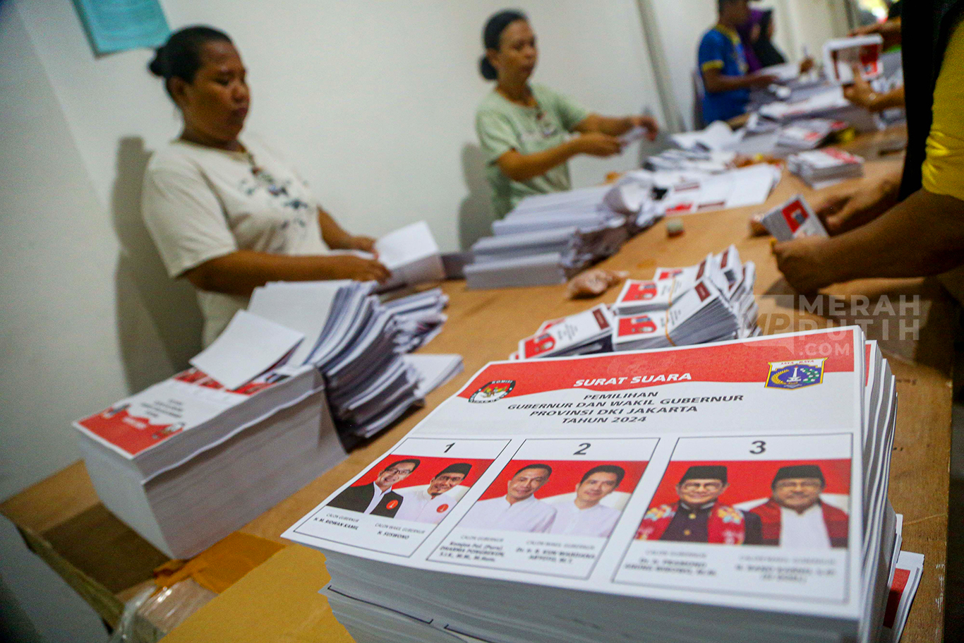 Aksi Emak-emak Melipat Surat Suara Pilkada DKI Jakarta Tahun 2024