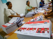 Aksi Emak-emak Melipat Surat Suara Pilkada DKI Jakarta Tahun 2024