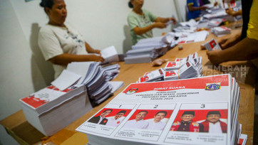 Aksi Emak-emak Melipat Surat Suara Pilkada DKI Jakarta Tahun 2024