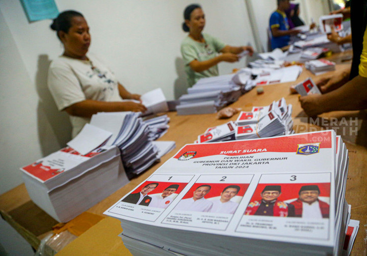 Aksi Emak-emak Melipat Surat Suara Pilkada DKI Jakarta Tahun 2024