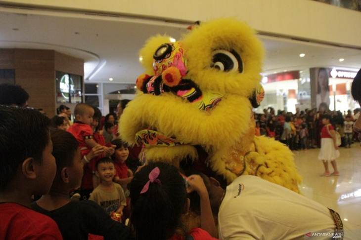 Anak-anak bermain dengan barongsai. (Foto : Antara/Kornelis Kaha)