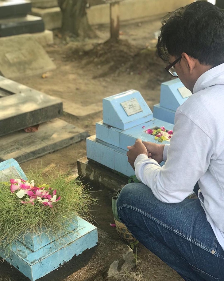 Nyekar tradisi Ramadan muslim di Indonesia. (Foto: instagram.com/jabangbayi)