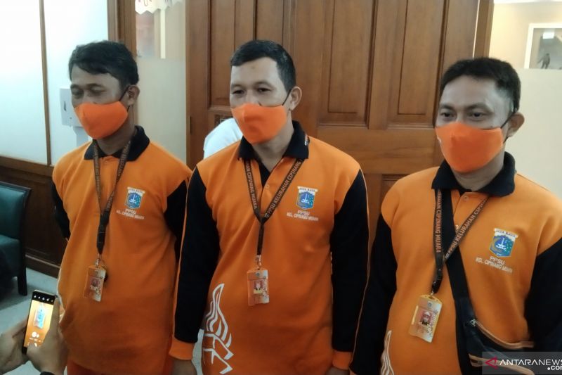 Tiga petugas PPSU Kelurahan Cipinang Muara, Jakarta Timur mendapatkan apresiasi dari Pemprov DKI Jakarta setelah menyelamatkan tiga anak kecil hanyut dan tenggelam di Kanal Banjir Timur, Rabu (3/11/2021). ANTARA/Dewa Ketut Sudiarta Wiguna