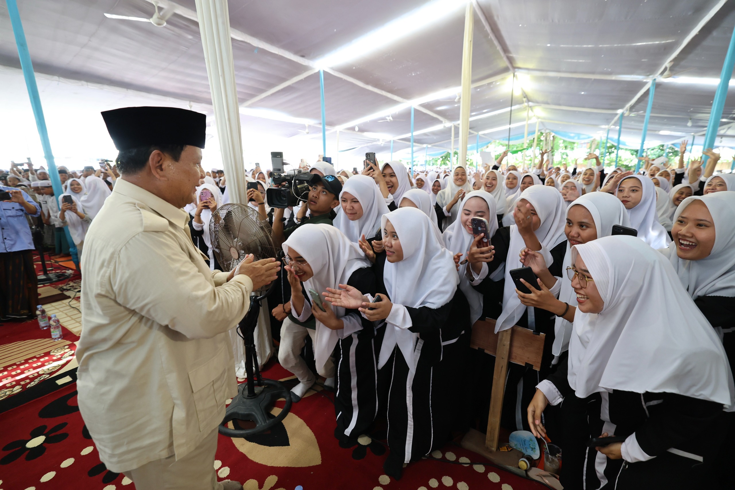 Kunjungi Ponpes Genggong Jatim, Prabowo Dinobatkan Sebagai Sahabat Santri Indonesia