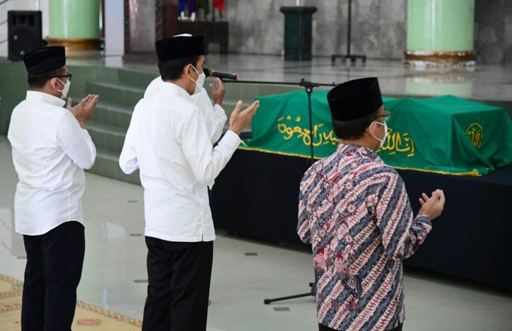 Jokowi melayat ke mendiang Artidjo Alkostar di Masjid Ulil Albab, Kampus Terpadu Universitas Islam Indonesia (UII), Yogyakarta, Senin pagi (1/2). (Foto: MP/Biro Pers Setpes)